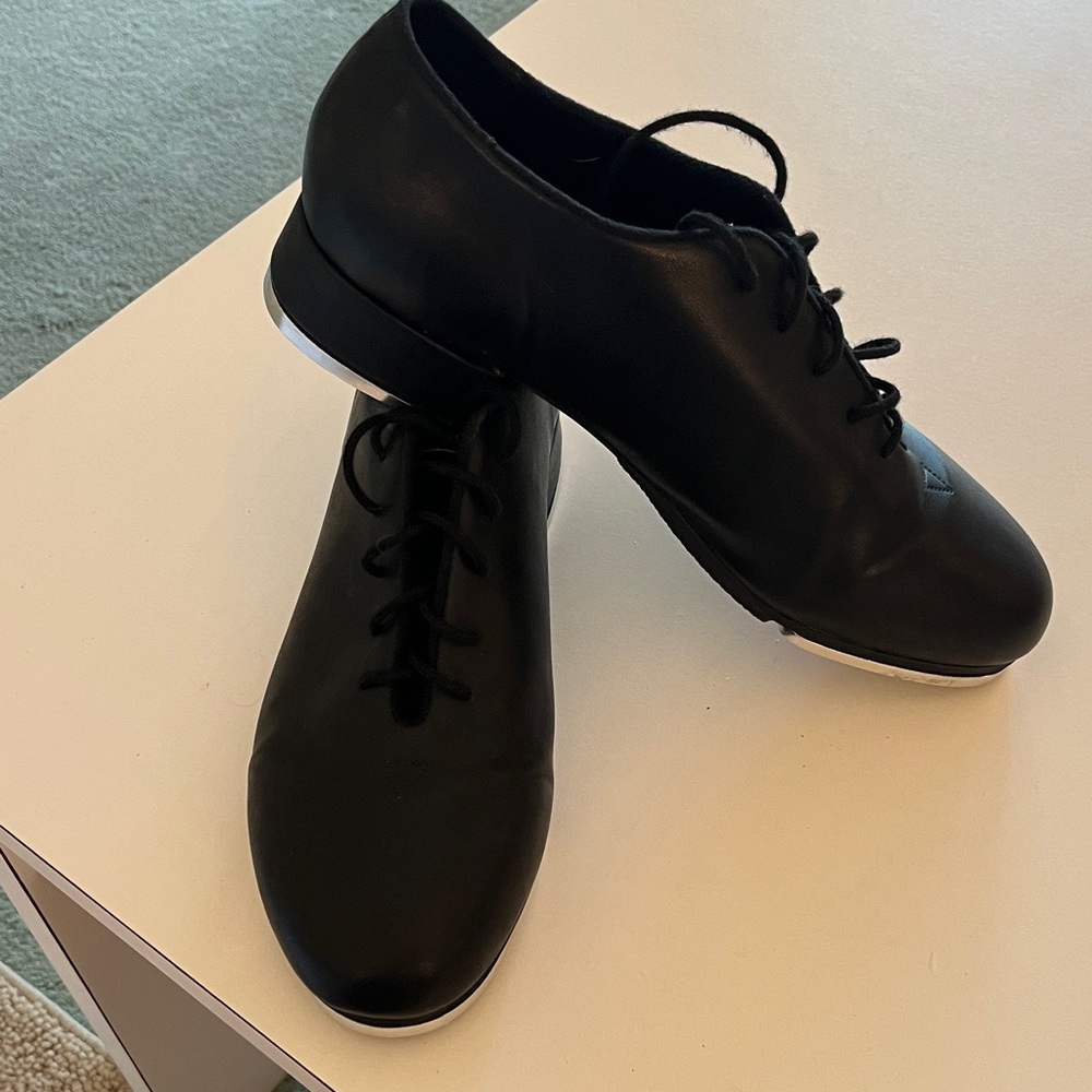 Women’s black Leo tap shoes size 10
